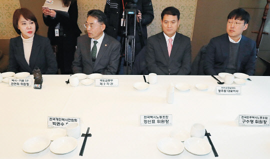 전현희 더불어민주당 택시·카풀 TF 위원장(맨 왼쪽)과 김정렬 국토교통부 2차관(두번째), 정주환 카카오모빌리티 대표이사(네번째) 등이 지난해 12월28일 사회적대타협기구 출범을 위한 간담회에서 택시업계 대표자들을 기다리고 있다. 이날 간담회는 택시업계 관계자들이 불참한 채 진행됐다.    연합뉴스